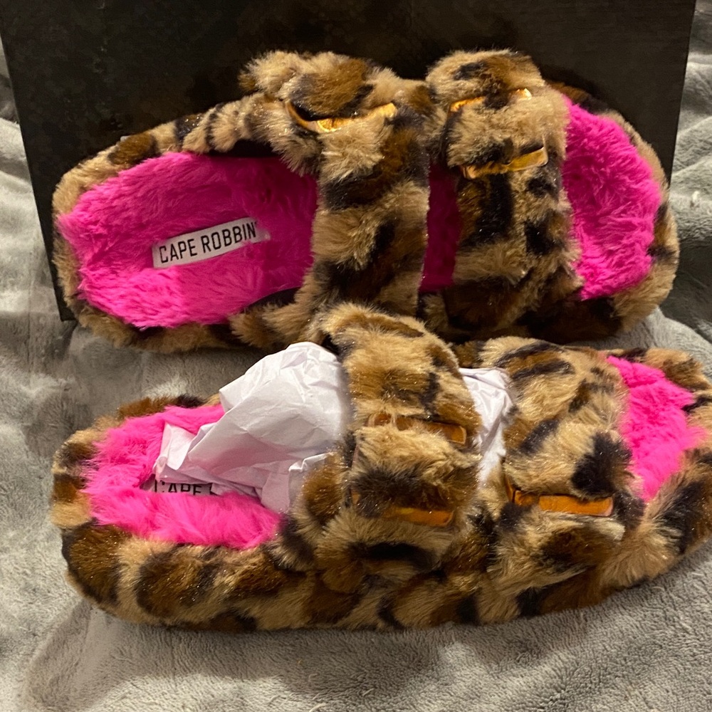 Cape Robbin Leopard Print Fuzzy Sandals with Pink Lining